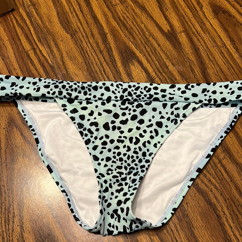 Victoria’s Secret Swimsuit Bottom Size L